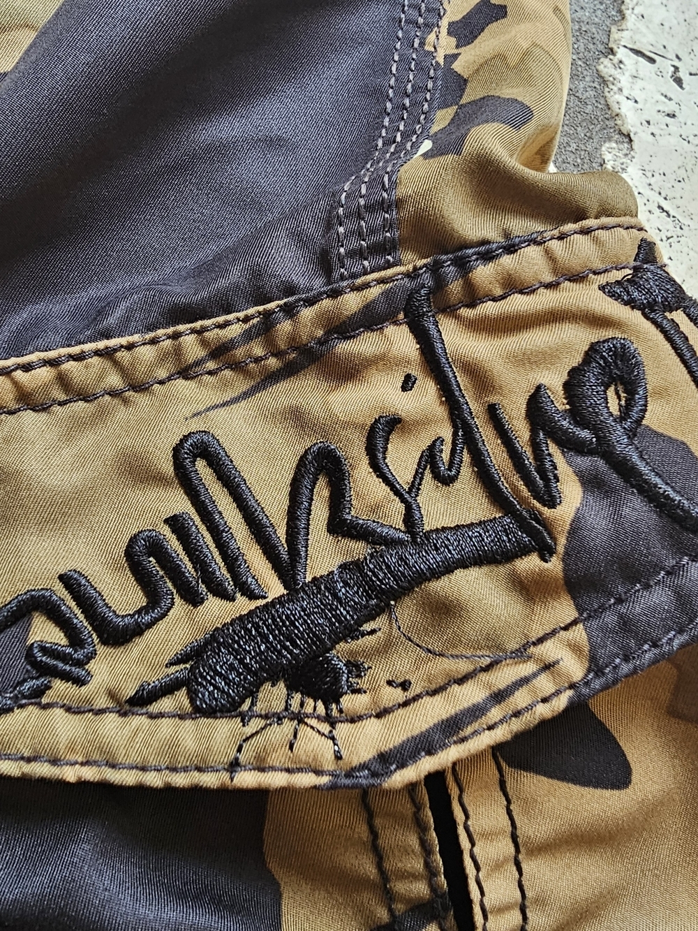 Vintage Quiksilver Men's Camo Cargo Board Shorts - Brown/Black - Picture 4 of 12